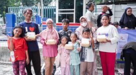Warga menerima daging dari Bakrie Amanah