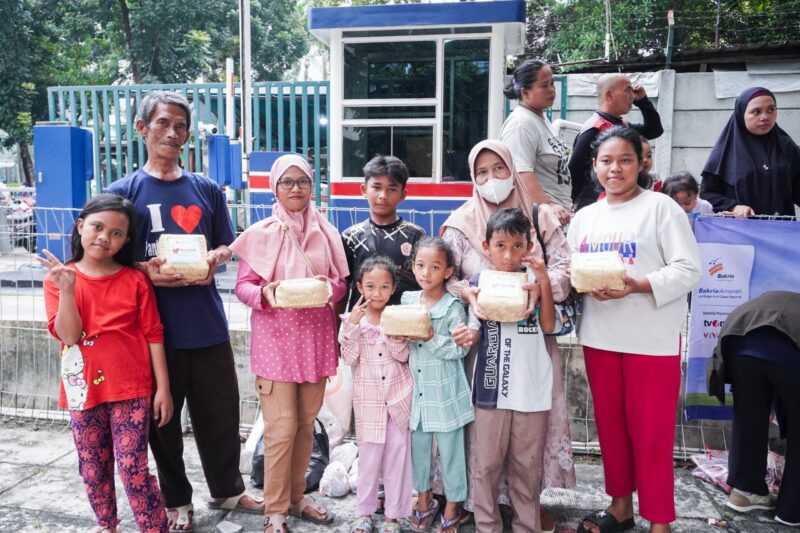 Warga menerima daging dari Bakrie Amanah