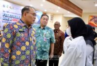 Drs. Arifin M.AP Wali Kota bersama Wakil Wali Kota Jakarta Pusat mempertanya kesiapan peralihan kepada para peserta.