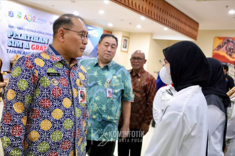 Drs. Arifin M.AP Wali Kota bersama Wakil Wali Kota Jakarta Pusat mempertanya kesiapan peralihan kepada para peserta.