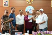 Ketua Umum PWI Kongres Luar Biasa, Zulmansyah Sekedang (paling kanan), berjabat tangan dengan Ketua Umum PWI Kongres Bandung, Hendry Ch Bangun (keempat dari kiri) setelah menandatangani SK Panitia Bersama Kongres Persatuan PWI di Gedung Dewan Pers, Jakarta, Selasa (13/6/2025).