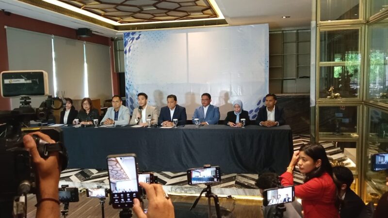 Foto: Tim Kuasa Hukum Joko Widodo yang Terdiri dari Yakup Putra Hasibuan, S.H., L.L.M; Prof. Dr. Firmanto Laksana, S.H., M.M., M.H., C.L.A; Rivai Kusumanegara, S.H., M.H; dan Andra Reinhard Pasaribu, S.H., M.H. (Dok/Fhm/Okj)