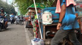 Surat Peringatan PPKK Batasi Akses PKL ke PRJ, Warga: “Kami Selalu Jaga Ketertiban”
