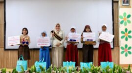 Bunda Literasi Jakpus Serahkan Uang Pembinaan Bagi Pemenang Lomba Menulis.