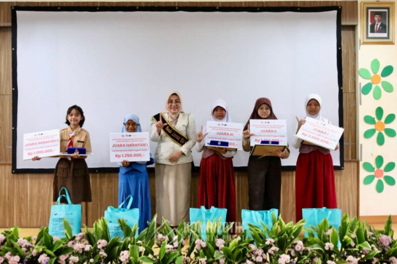 Bunda Literasi Jakpus Serahkan Uang Pembinaan Bagi Pemenang Lomba Menulis.