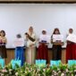 Bunda Literasi Jakpus Serahkan Uang Pembinaan Bagi Pemenang Lomba Menulis.