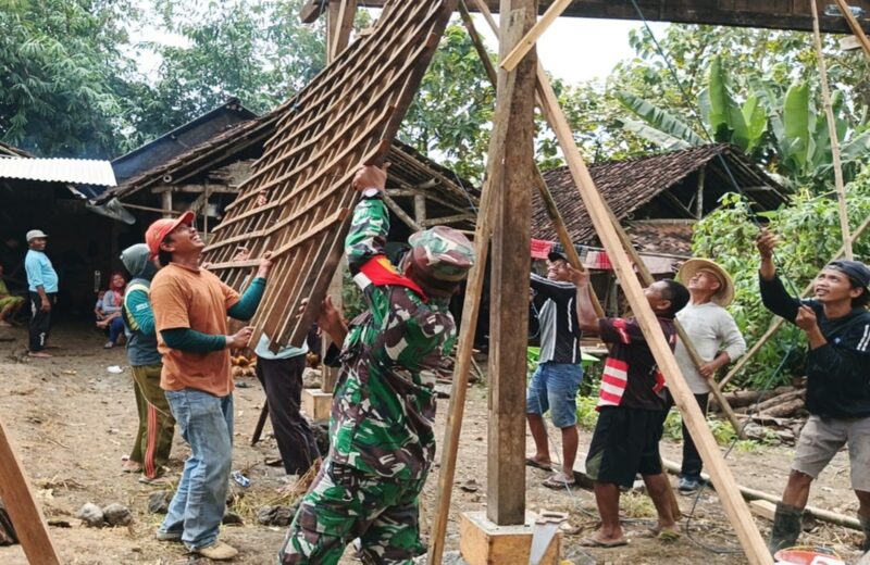Sertu Harno bersama masyarakat melaksanakan kegiatan gotong royong pemindahan rumah milik Ibu Sumini