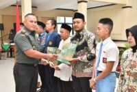 Danrem 081/DSJ Kolonel Arm Untoro Hariyanto memberikan cindera mata