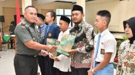 Danrem 081/DSJ Kolonel Arm Untoro Hariyanto memberikan cindera mata 