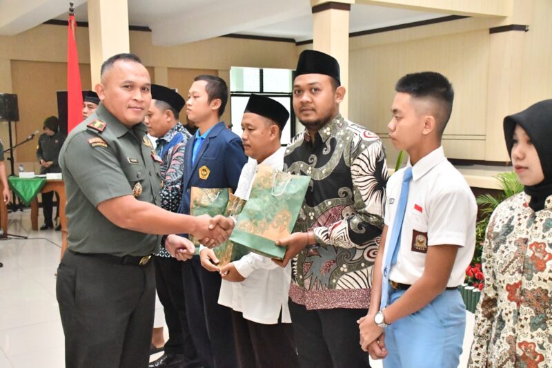 Danrem 081/DSJ Kolonel Arm Untoro Hariyanto memberikan cindera mata 