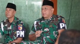 Foto: Komandan Detasemen Polisi Militer (Dandenpom) V/1 Madiun Letkol CPM Juni S. Kurniawan memberikan arahan kepada personel saat kegiatan doa bersama dalam rangka memperingati Hari Ulang Tahun (HUT) ke-80 Polisi Militer Angkatan Darat (Pomad) di Musala Al Hidayah, Madenpom V/1 Madiun, Kota Madiun