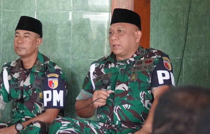 Foto: Komandan Detasemen Polisi Militer (Dandenpom) V/1 Madiun Letkol CPM Juni S. Kurniawan memberikan arahan kepada personel saat kegiatan doa bersama dalam rangka memperingati Hari Ulang Tahun (HUT) ke-80 Polisi Militer Angkatan Darat (Pomad) di Musala Al Hidayah, Madenpom V/1 Madiun, Kota Madiun