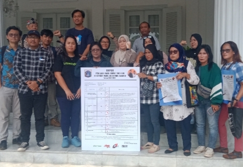 Foto: Koalisi Warga Jakarta Menyampaikan Delapan Catatan Kritis di Teras Gedung Balaikota, Jakarta Pusat, Senin (2/6). (Dok/Fhm/Okj).