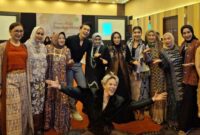 Foto: Aksi Bule Real bersama Hj. Merry Hani Rustam dan PWPSS. (Dok/Fhm/Okj)