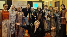 Foto: Aksi Bule Real bersama Hj. Merry Hani Rustam dan PWPSS. (Dok/Fhm/Okj)