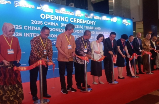 Foto: Momen Gunting Pita Menandakan Pameran industri berskala internasional, International Industrial Week (IIW) Indonesia 2025 Resmi Dibuka. (Dok/Fhm/Okj)