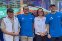 Drs. Arifin Wali Kota Jakpus mendampingi Gubernur DKI Jakarta Pramono Anung di AcaraDisplay Mock Up Mobil Formula E, saat Car free Day, di Bundaran HI, Minggu (8/6/2025).  