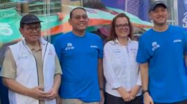 Drs. Arifin Wali Kota Jakpus mendampingi Gubernur DKI Jakarta Pramono Anung di AcaraDisplay Mock Up Mobil Formula E, saat Car free Day, di Bundaran HI, Minggu (8/6/2025).  