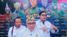 Foto: Sultan Sepuh Cirebon, Heru Rusyamsi, SH, MH, (tengah) serta Raden Sandy MJ Tumiwa, SH., (kiri). (Dok/Fhm/Okj)