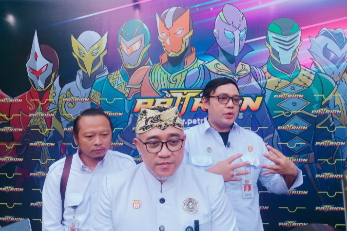 Foto: Sultan Sepuh Cirebon, Heru Rusyamsi, SH, MH, (tengah) serta Raden Sandy MJ Tumiwa, SH., (kiri). (Dok/Fhm/Okj)