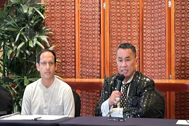 Foto: Eks Mendikbudristek Nadiem Makarim bersama kuasa hukumnya Hotman Paris Hutapea, selasa (10/6/2025) (Dok-Istimewa)