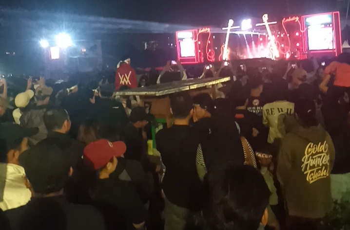 Foto: Suasana Konser Iwan Fals bersama band T’Koos Jakarta menutup rangkaian konser spektakuler di Ex Hanggar Teras Pancoran, Sabtu (14/6/2025)