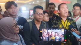 Foto: Tim Advokasi untuk Demokrasi bersama Korban saat Konferensi Pers di Bareskrim Polri, Senin (16/6/25). (Dok/Fhm/Okj)