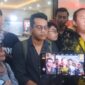 Foto: Tim Advokasi untuk Demokrasi bersama Korban saat Konferensi Pers di Bareskrim Polri, Senin (16/6/25). (Dok/Fhm/Okj)