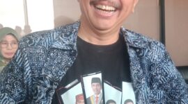 Foto: Pakar telematika sekaligus mantan Menpora, Roy Suryo saat menunjukan Kaos yang Bertuliskan Dinasti Jokowi. (Dok/Fhm/Okj)