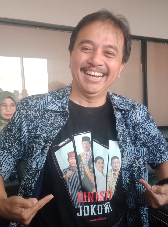 Foto: Pakar telematika sekaligus mantan Menpora, Roy Suryo saat menunjukan Kaos yang Bertuliskan Dinasti Jokowi. (Dok/Fhm/Okj)