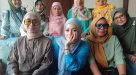 Foto: Menuk Wulandari tengah Busana Muslim Biru. (Dok/Fhm/Okj)