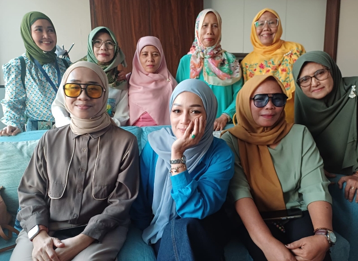Foto: Menuk Wulandari tengah Busana Muslim Biru. (Dok/Fhm/Okj)