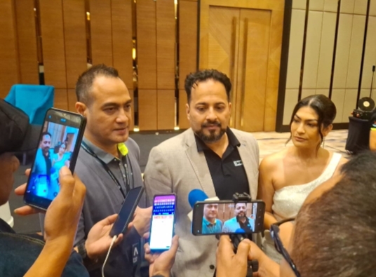 Foto: Ferry Irawan Brand Ambassador Water Analytics Indonesia (kiri). (Dok/Fhm/Okj)