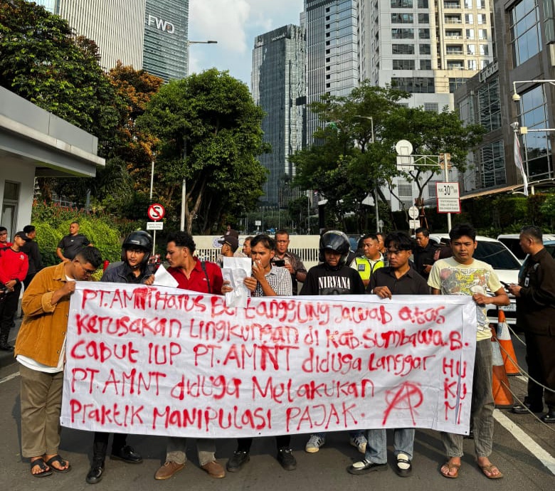 Aksi Mahasiswa NTB: Tuntut PT AMNT Bertanggung Jawab atas Pencemaran dan Dugaan Kejahatan Pajak.