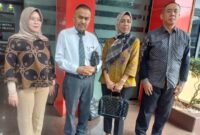 Foto: Dr. Ike Farida Didampingi Kuasa Hukum Kamaruddin Simanjuntak, di Polres Metro Jakarta Selatan. (Dok-Istimewa)
