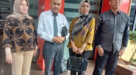 Foto: Dr. Ike Farida Didampingi Kuasa Hukum Kamaruddin Simanjuntak, di Polres Metro Jakarta Selatan. (Dok-Istimewa)