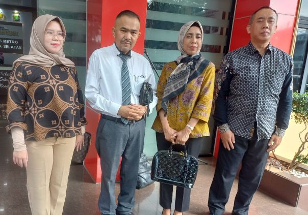 Foto: Dr. Ike Farida Didampingi Kuasa Hukum Kamaruddin Simanjuntak, di Polres Metro Jakarta Selatan. (Dok-Istimewa)