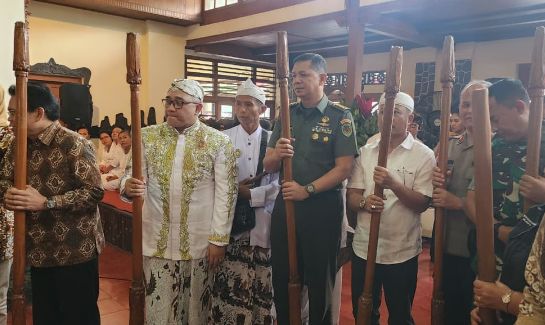 Foto: Alu Indung yang Dibawa Oleh Para Tamu Undangan Kehormatan di Acara Seren Taun Paseban Cigugur, Kuningan, Jawa Barat, Kamis (19/6/2025). (Dok/Fhm/Okj)