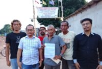 Foto: Pius Situmorang bersama warga Kebun Sayur, RT 6 RW 07, Kelurahan Kapuk, Kecamatan Cengkareng, Jakarta Barat. (Dok/Fhm/Okj)