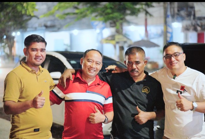 Foto: Willy Lesmana Putra, perwakilan dari keluarga besar Mangkunegaran, dan diikuti oleh beberapa tokoh masyarakat Riau, antara lain Dahen Tawakal (Pengurus Lembaga Adat Melayu Riau Bengkalis), Solihin (Tokoh Pelestarian Alam), serta Beng Sabli (Tokoh Muda Riau). (Dok-Pribadi)