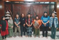 Foto Keterangan: Juru Kunci, Bapak Setya Budi (nomor tiga dari kanan)