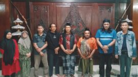 Foto Keterangan: Juru Kunci, Bapak Setya Budi (nomor tiga dari kanan)