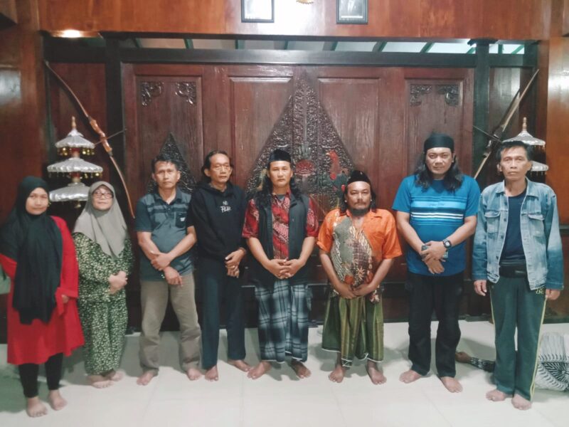 Foto Keterangan: Juru Kunci, Bapak Setya Budi (nomor tiga dari kanan)