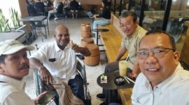 Foto: Tokoh masyarakat Papua yang juga pecinta lingkungan hidup, Osea Petege (Atas sebelah kiri).