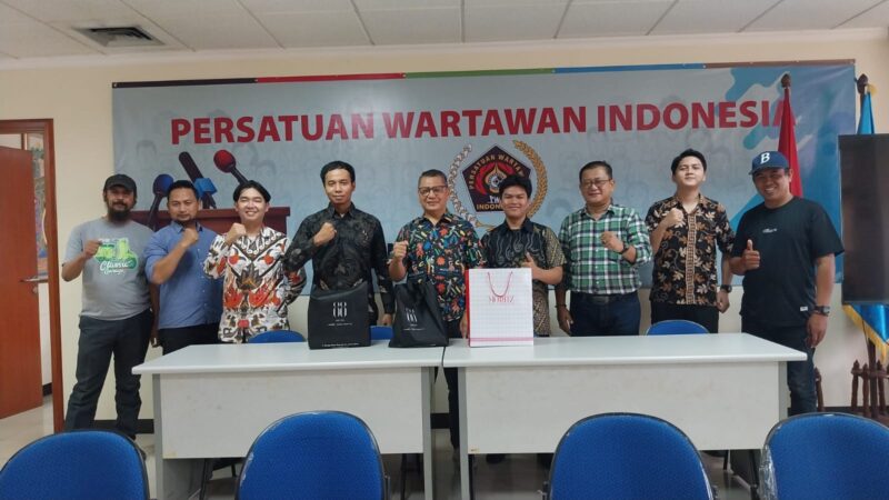 Ketua PWI Jaya, Kesit Budi Handoyo dan Sekretaris PWI Jaya, Arman Suparman ini yakni


menerima kunjungan dari team hotel 88 mangga besar 