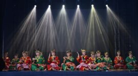 Para penari yang terlibat berasal dari berbagai latar belakang usia, dari mahasiswa hingga ibu-ibu, yang telah berlatih rutin sejak Desember 2024.