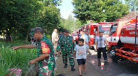 Gerak Cepat Babinsa dan Warga Selamatkan Lingkungan dari Kebakaran di Garum