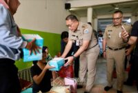 Wali Kota Jakpus Salurkan Bantuan untuk Pengungsi Banjir di Karet Tengsin