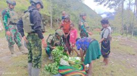 TNI Hadir Menyapa, Membeli, dan Mendengar di Kampung Wuloni