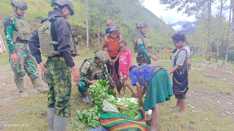 TNI Hadir Menyapa, Membeli, dan Mendengar di Kampung Wuloni